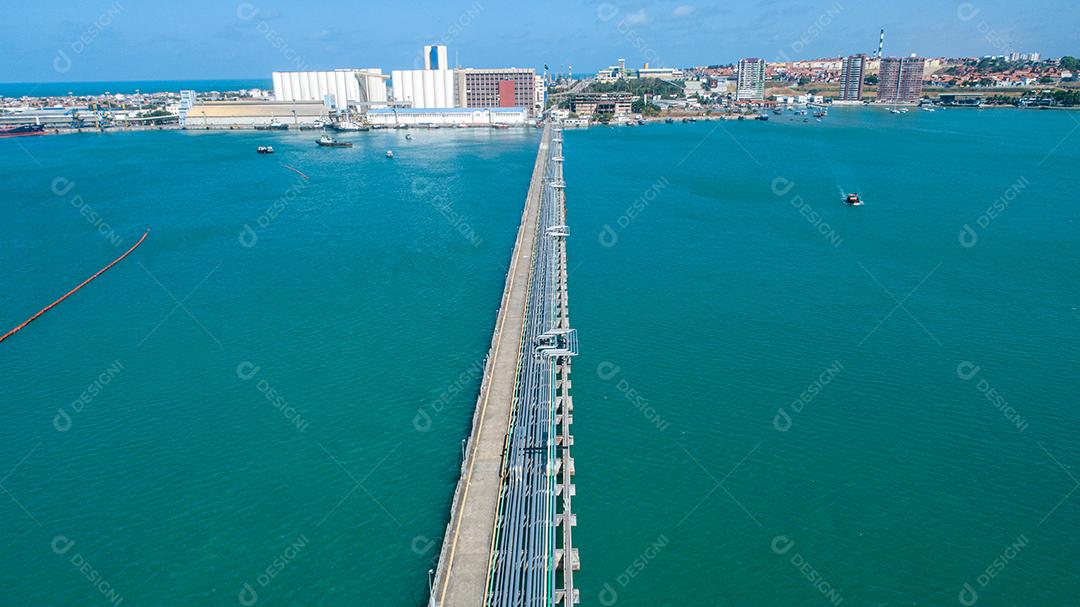 Indústria de petróleo e gás. Oleodutos. Tubulação de aço de óleo no grupo. Vista aérea.