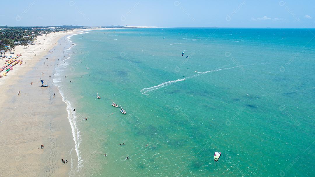 Dia ensolarado na praia de Cumbuco, lugar famoso perto de Fortaleza, Ceará, Brasil.