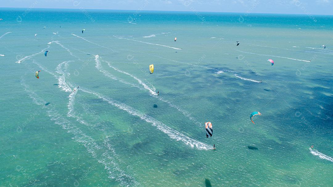 Vista aérea. Praia do Cumbuco cheia de kitesurfistas. Lugares mais populares