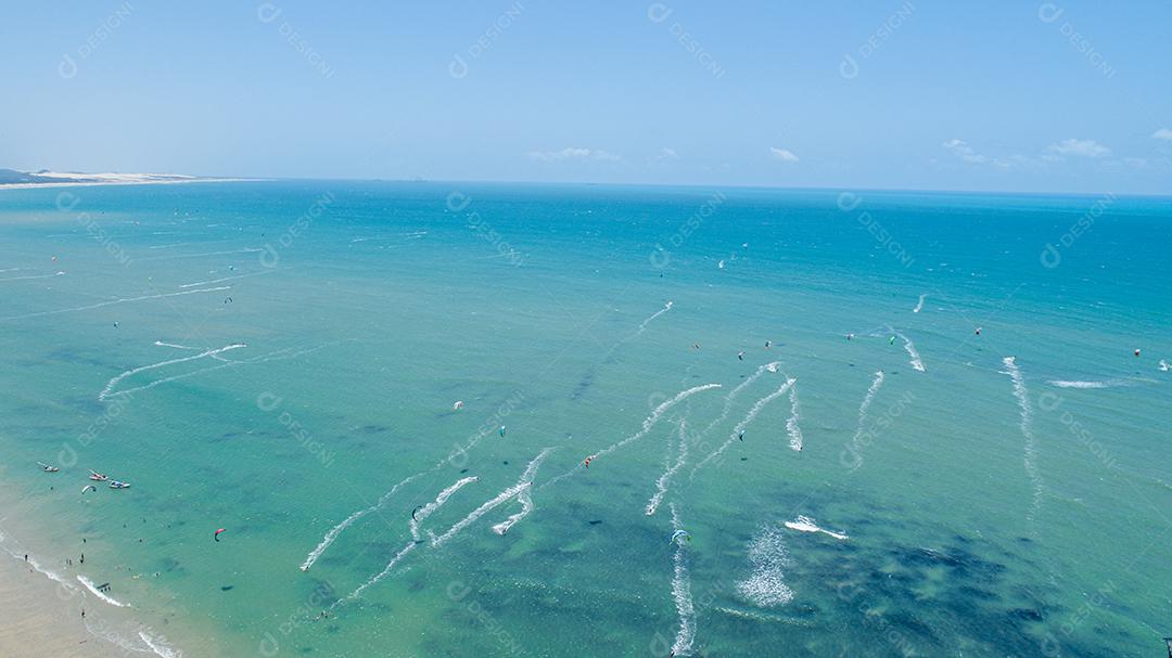 Vista aérea. Praia do Cumbuco cheia de kitesurfistas. Lugares mais populares