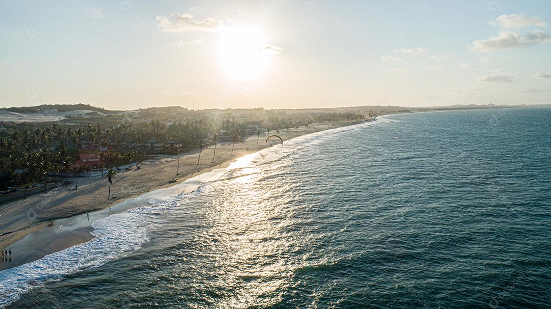 Vista aérea. Praia do Cumbuco cheia de kitesurfistas. Lugares mais populares