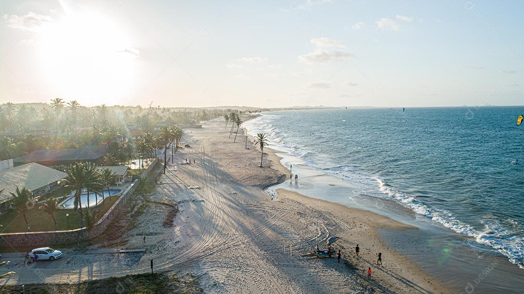 Vista aérea. Praia do Cumbuco cheia de kitesurfistas. Lugares mais populares