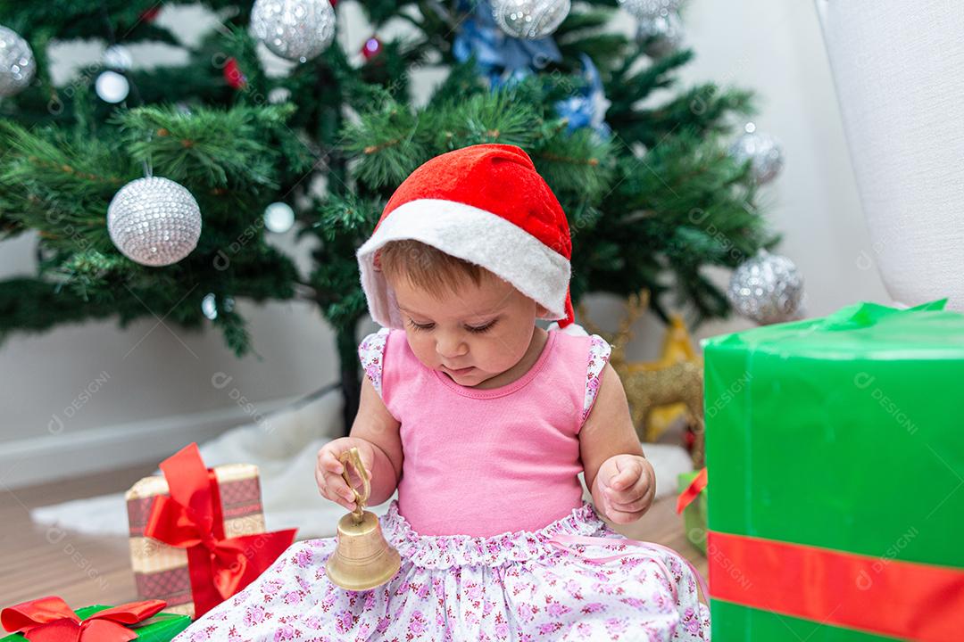 Primeiro natal do bebê. Lindo bebezinho celebra o Natal. Feriados de ano novo. Bebê com chapéu