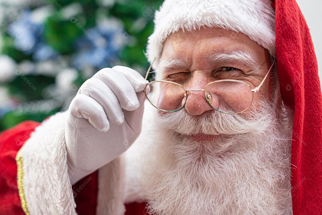 Papai Noel olhando para a câmera. O Natal está chegando. Feliz Natal. Papai Noel está assistindo