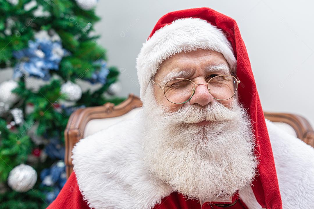 Papai Noel olhando para a câmera. O Natal está chegando. Feliz Natal. Papai Noel está assistindo