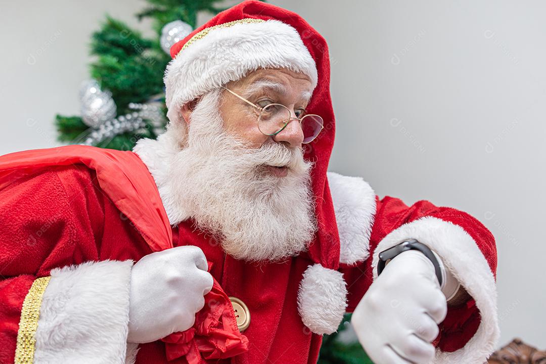 Papai Noel olhando para a câmera. O Natal está chegando. Feliz Natal. Papai Noel está assistindo