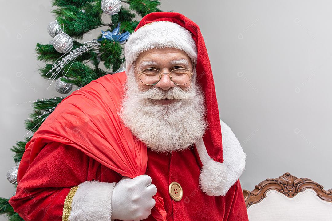 Papai Noel fazendo fotos de selfie. Noite de Natal. Entrega de presentes. Sonhos encantados de crianças.