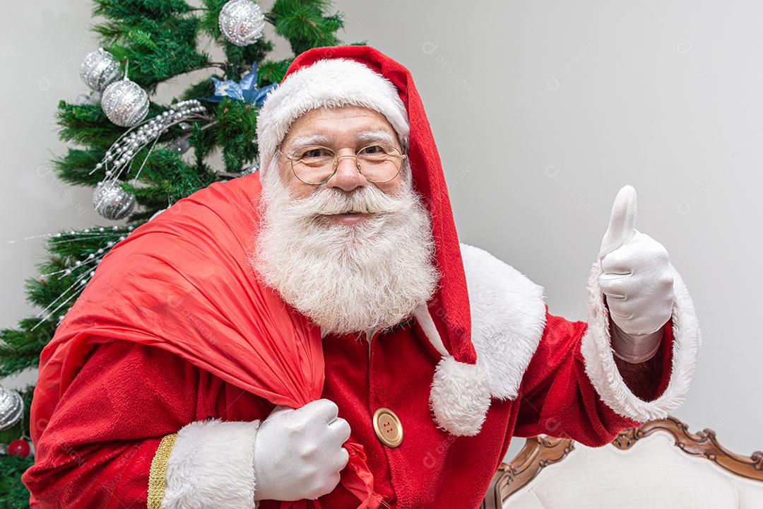 Papai Noel fazendo fotos de selfie. Noite de Natal. Entrega de presentes. Sonhos encantados de crianças.