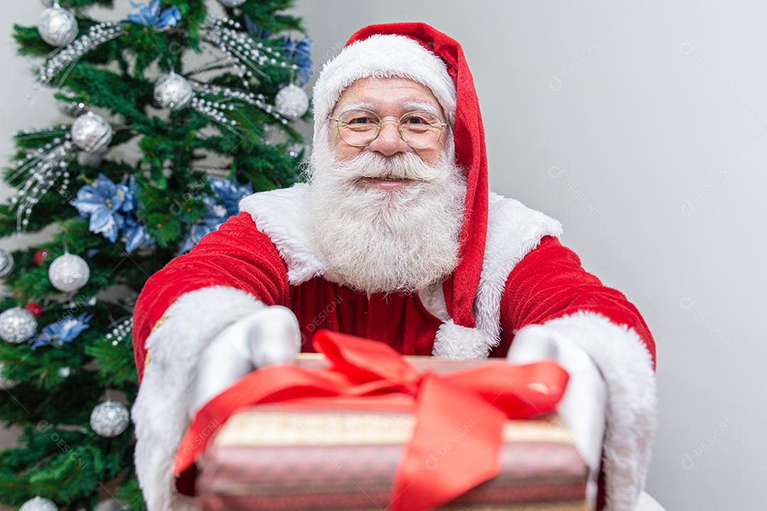 Papai Noel fazendo fotos de selfie. Noite de Natal. Entrega de presentes. Sonhos encantados de crianças.