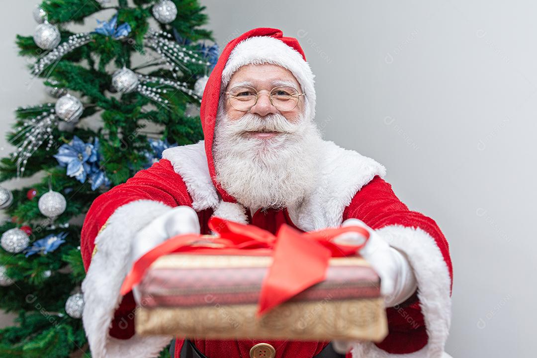 Papai Noel fazendo fotos de selfie. Noite de Natal. Entrega de presentes. Sonhos encantados de crianças.