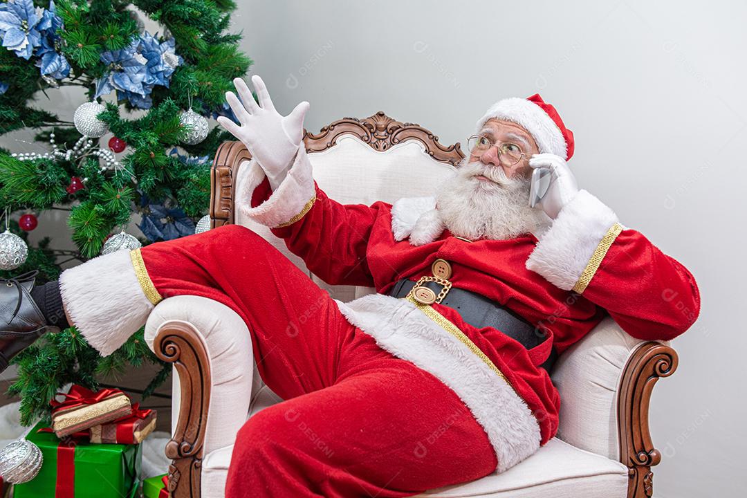 Papai Noel fazendo fotos de selfie. Noite de Natal. Entrega de presentes. Sonhos encantados de crianças.