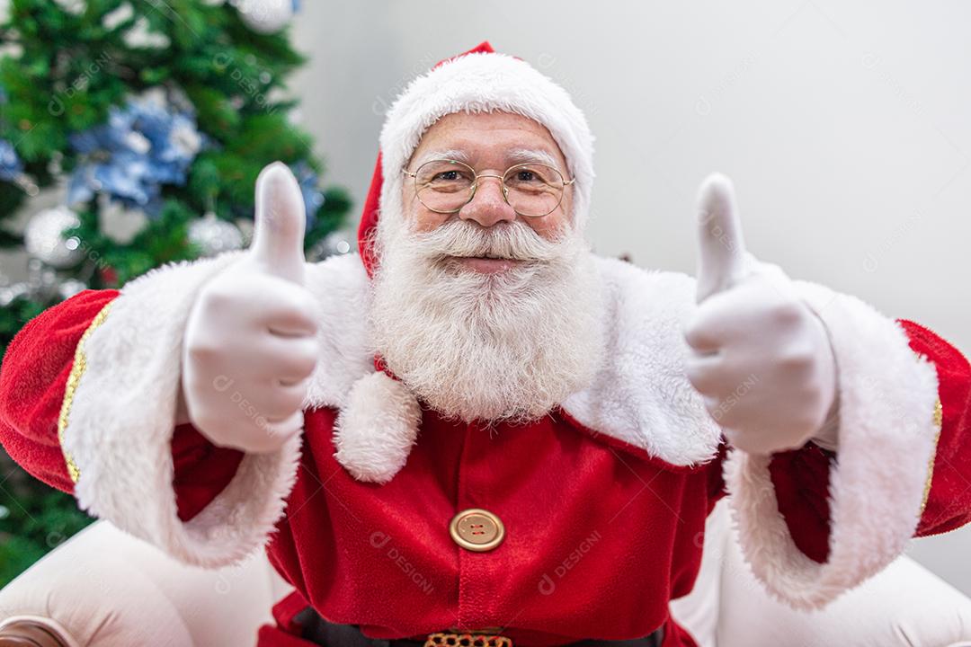 Papai Noel fazendo compras no supermercado