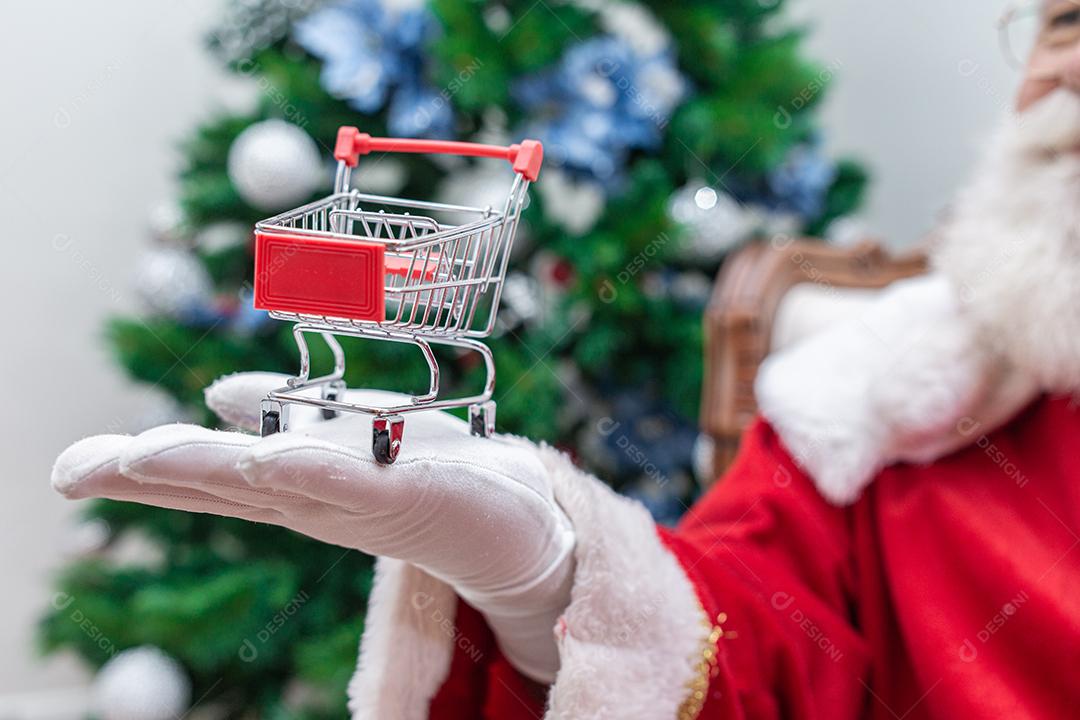 Papai Noel fazendo compras no supermercado