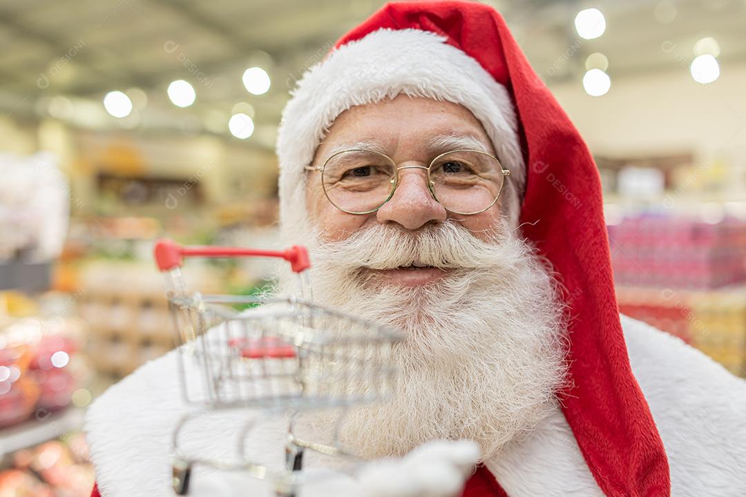 Papai Noel fazendo compras no supermercado