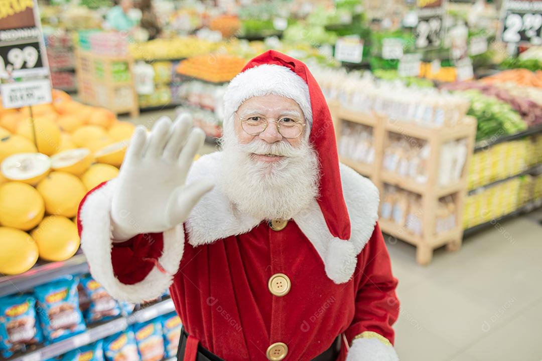 Papai Noel fazendo compras no supermercado