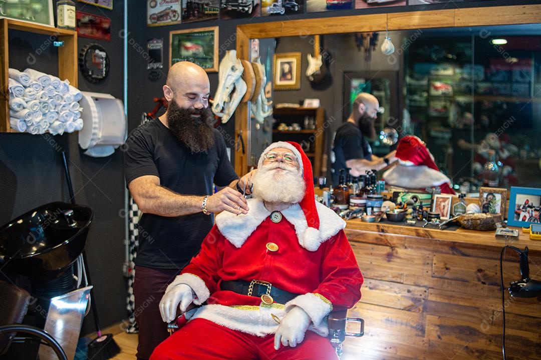 Papai Noel se barbeando na barbearia. Olhando no espelho