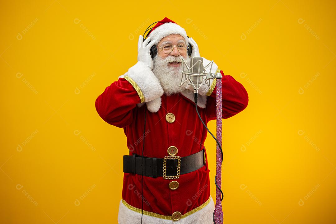Papai Noel cantando ou falando em um microfone de estúdio