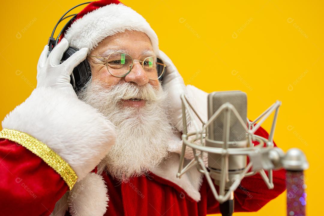 Papai Noel cantando ou falando em um microfone de estúdio
