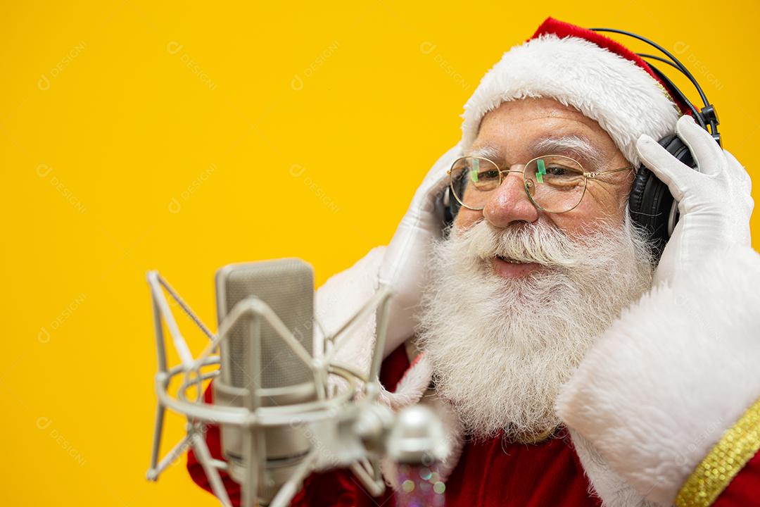 Papai Noel cantando ou falando em um microfone de estúdio. Feliz Natal.