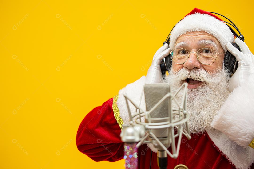Papai Noel cantando ou falando em um microfone de estúdio