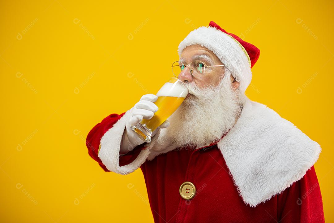 Papai Noel bebendo um copo de cerveja. Tempo de descanso. Bebida alcoólica nos feriados