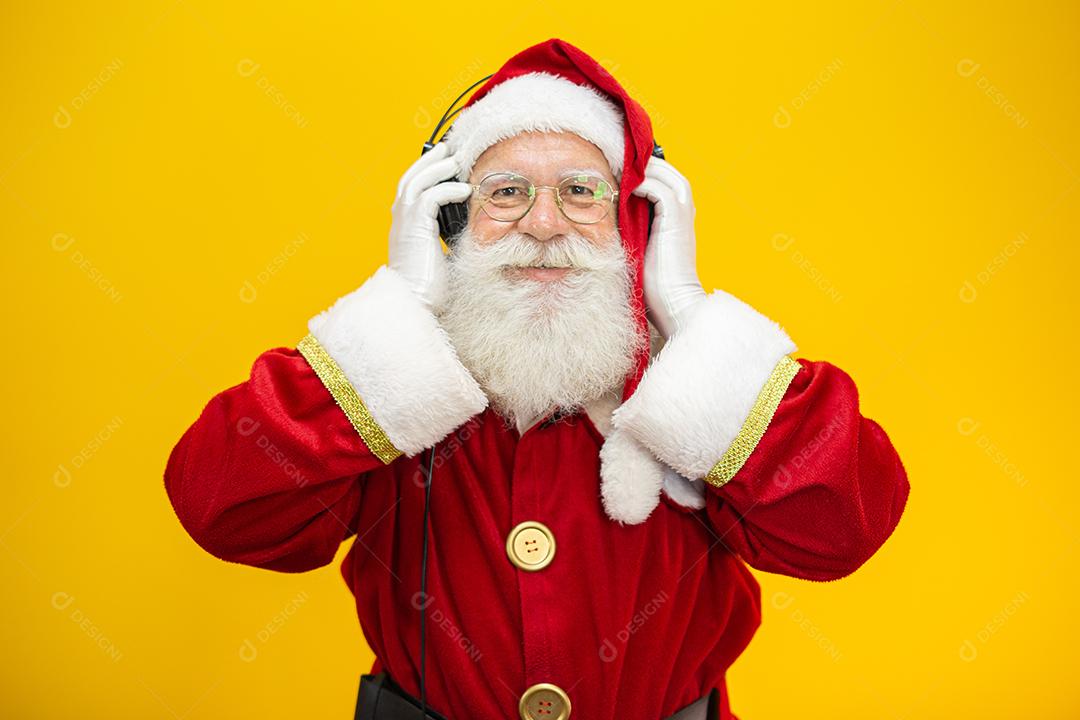 Papai Noel dançando em fundo amarelo. Papai Noel