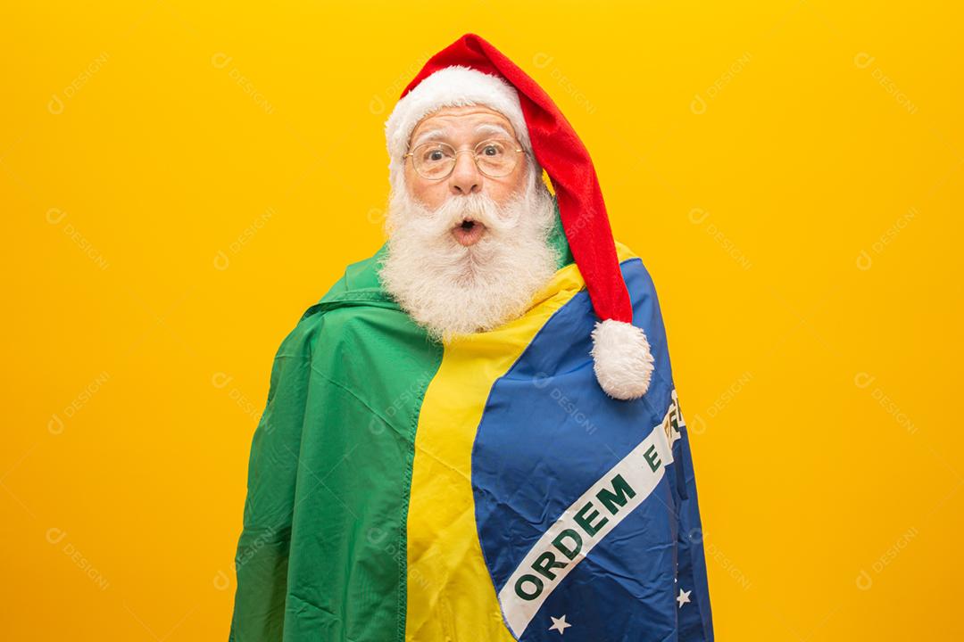 Papai Noel é fã do Brasil. Papai Noel torcedor da seleção brasileira. Campeonato esportivo