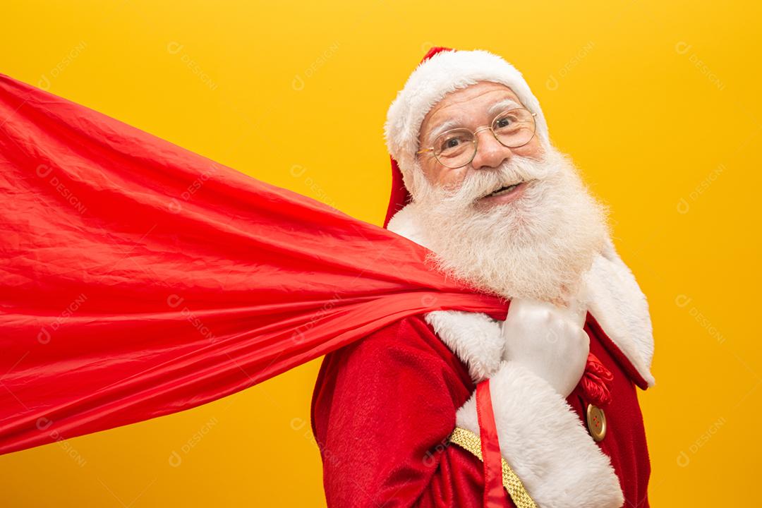 Papai Noel puxando um enorme saco de presentes em fundo amarelo  Arte da bandeira.