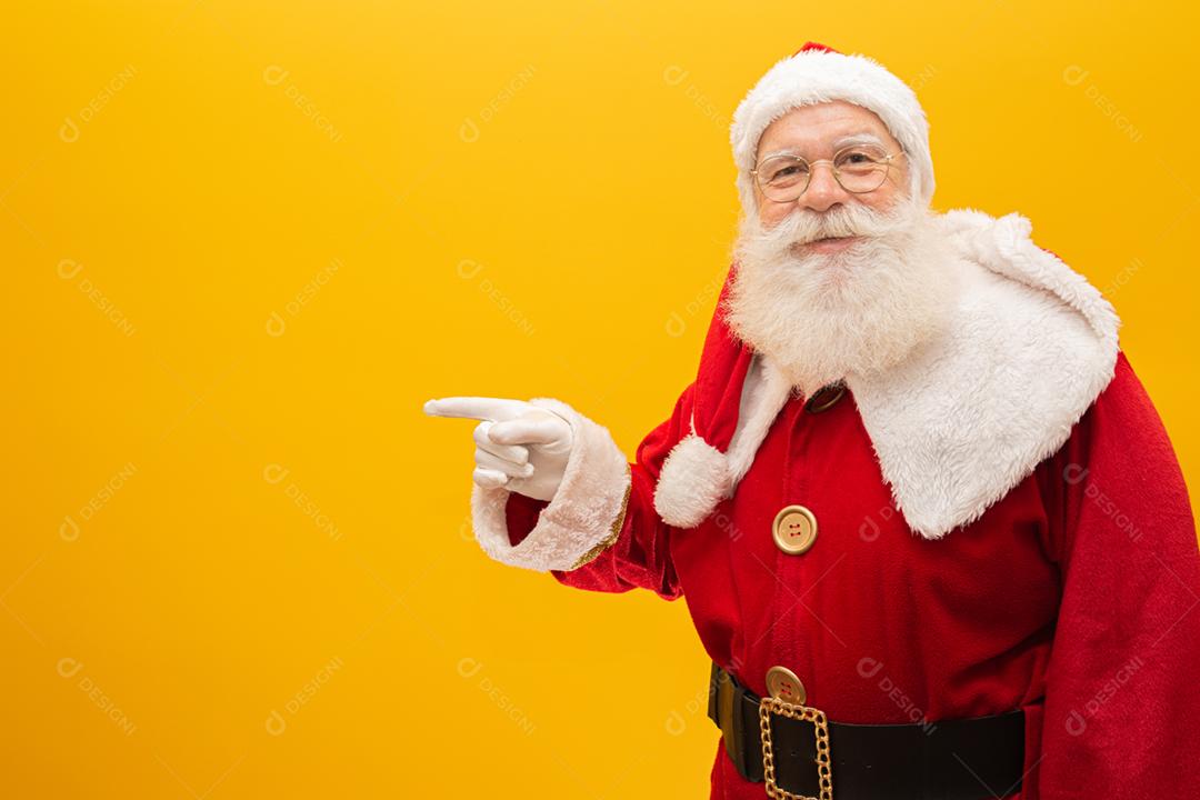 Papai Noel puxando um enorme saco de presentes em fundo amarelo  Arte da bandeira.