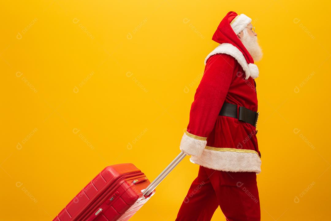 Papai Noel com sua mala. Conceito de viagens de ano novo. Papai Noel no aeroporto.