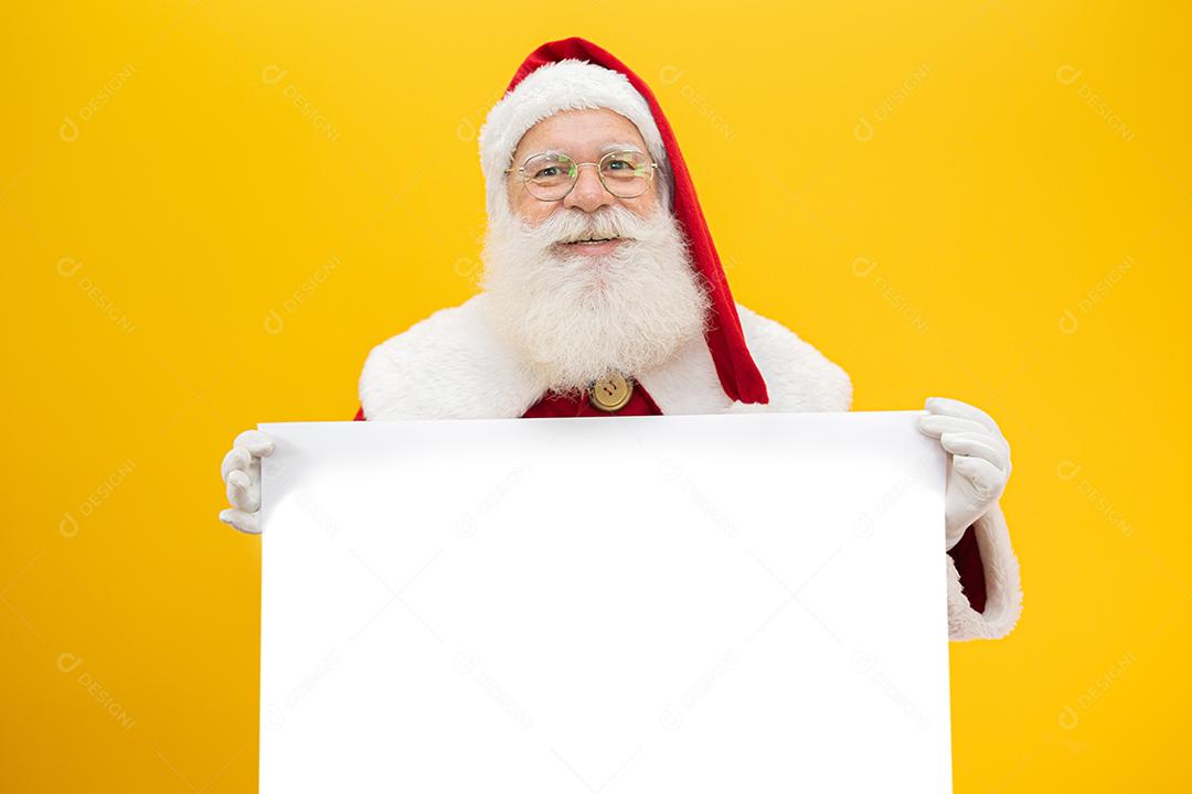 Papai Noel feliz olhando por trás do sinal em branco isolar