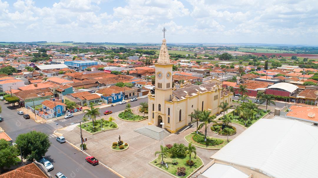Imagem aérea da cidade de Brodowski, igreja. Brasil