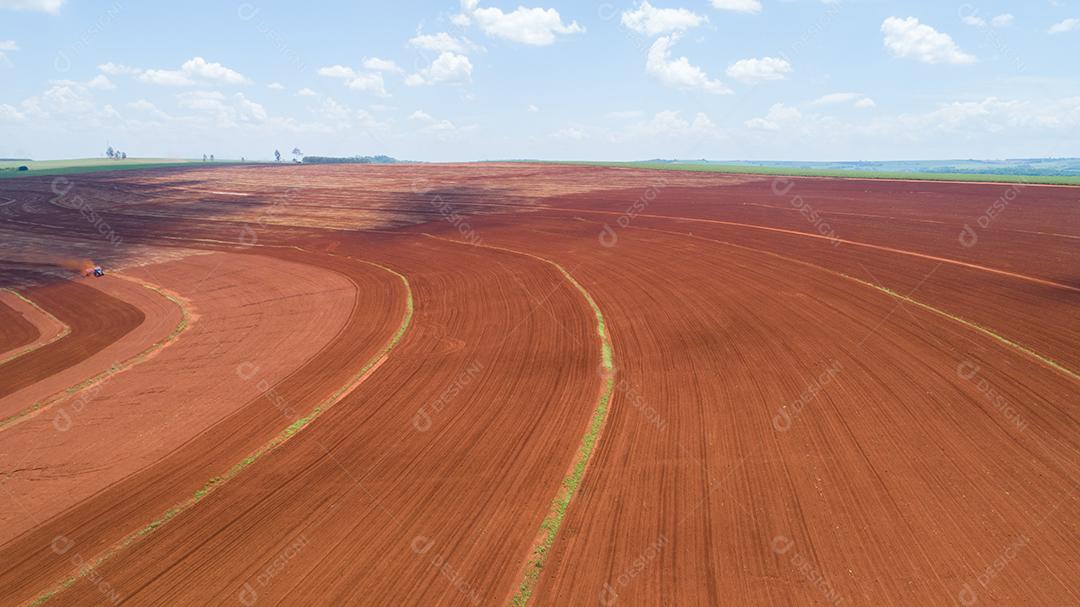 Vista aérea do trator com Semeadora montado realizando ver diretamente