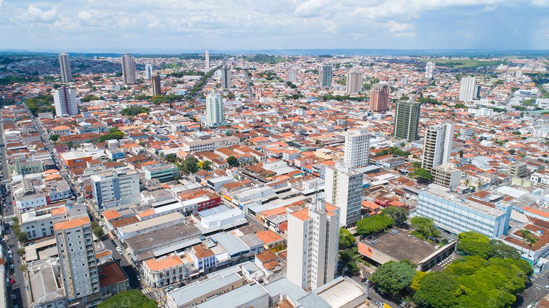 Vista aérea da cidade de Franca, igreja