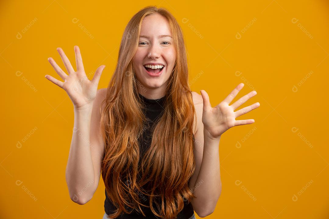 Oprimido animado sorrindo, menina ruiva feliz celebrando o espanto