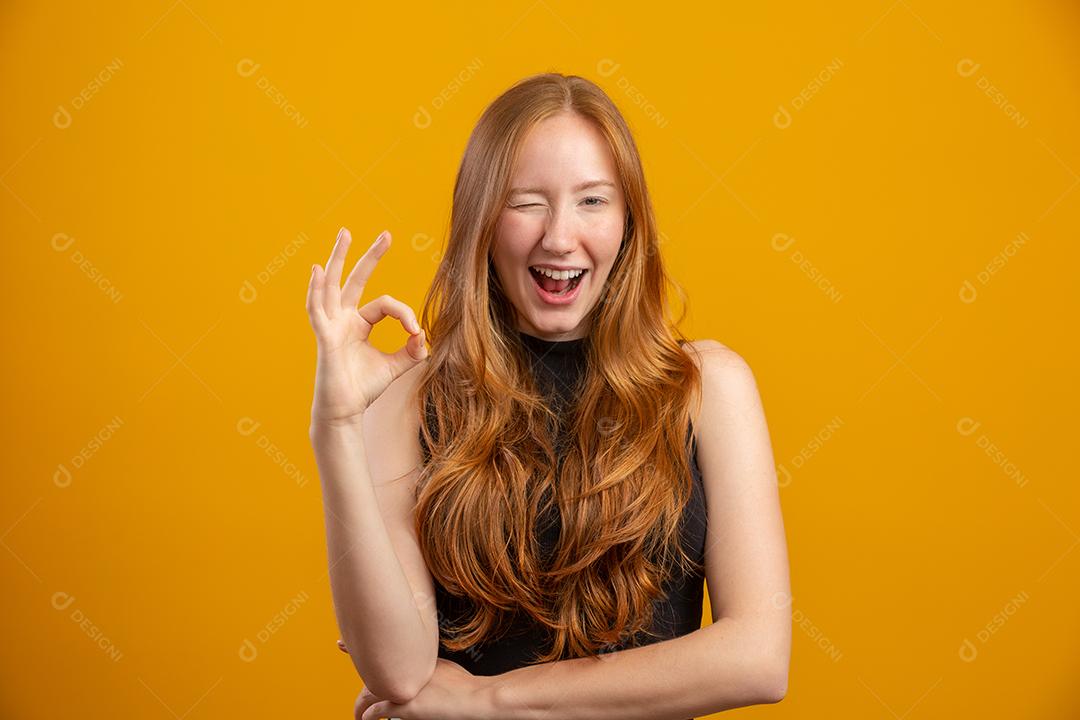 foto de senhora raposa bonita levantando bem piscando olho