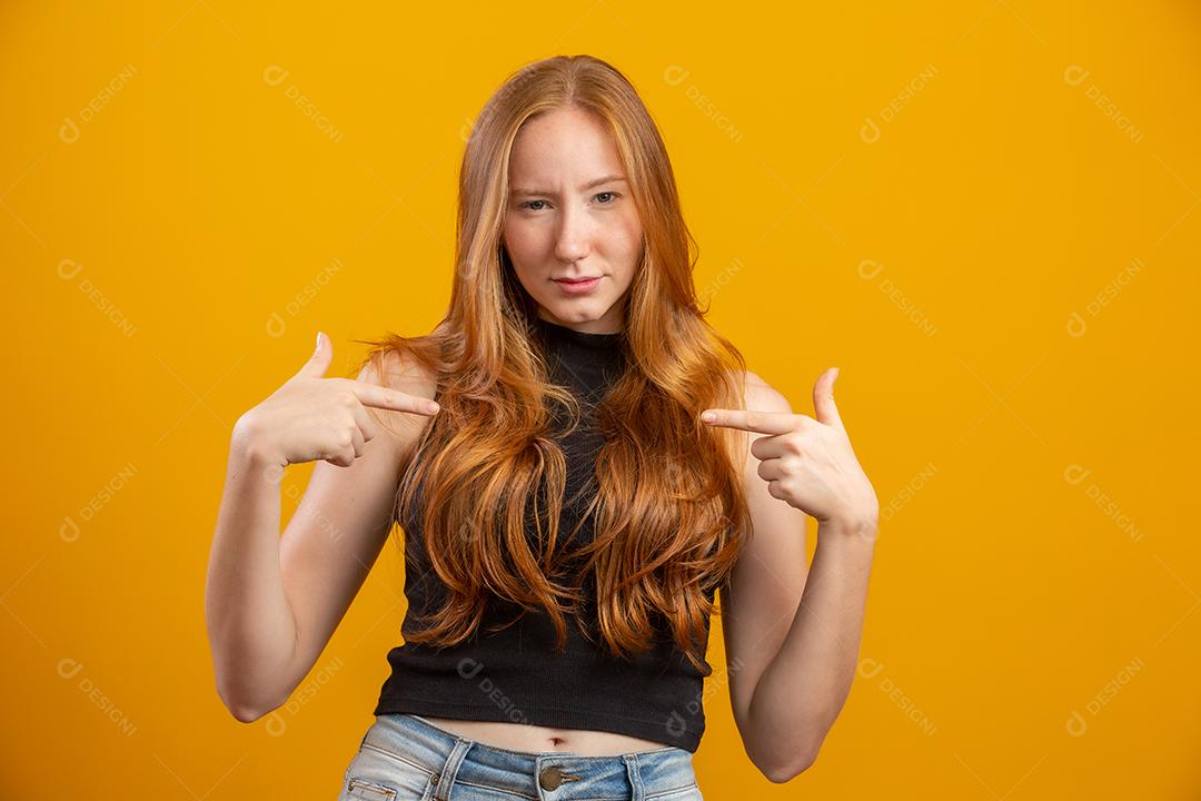 Quem eu. Frustrada e chocada, mulher ruiva confusa acusada