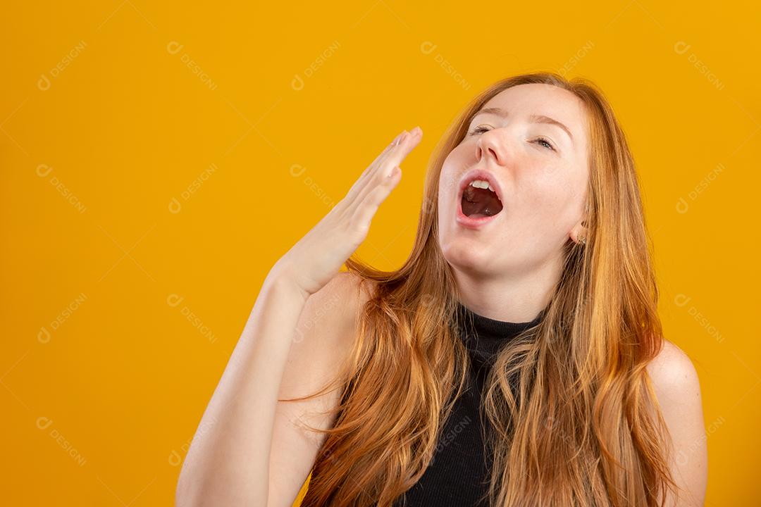 Linda ruiva mulher vestindo suéter de inverno em pé