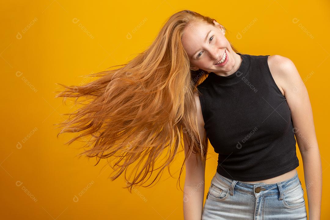 Retrato de linda menina ruiva alegre com cabelo voador