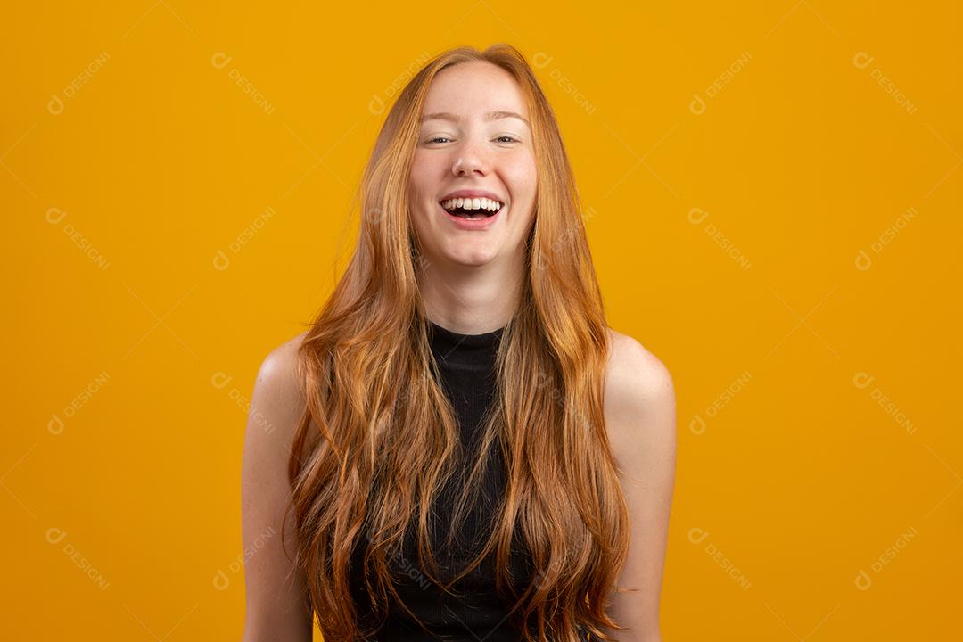 Retrato de linda menina ruiva alegre sorrindo rindo