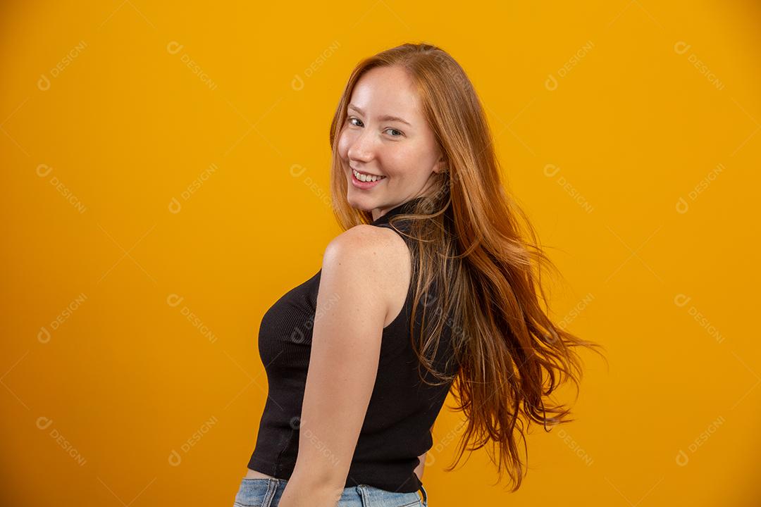 Retrato de linda menina ruiva alegre sorrindo rindo