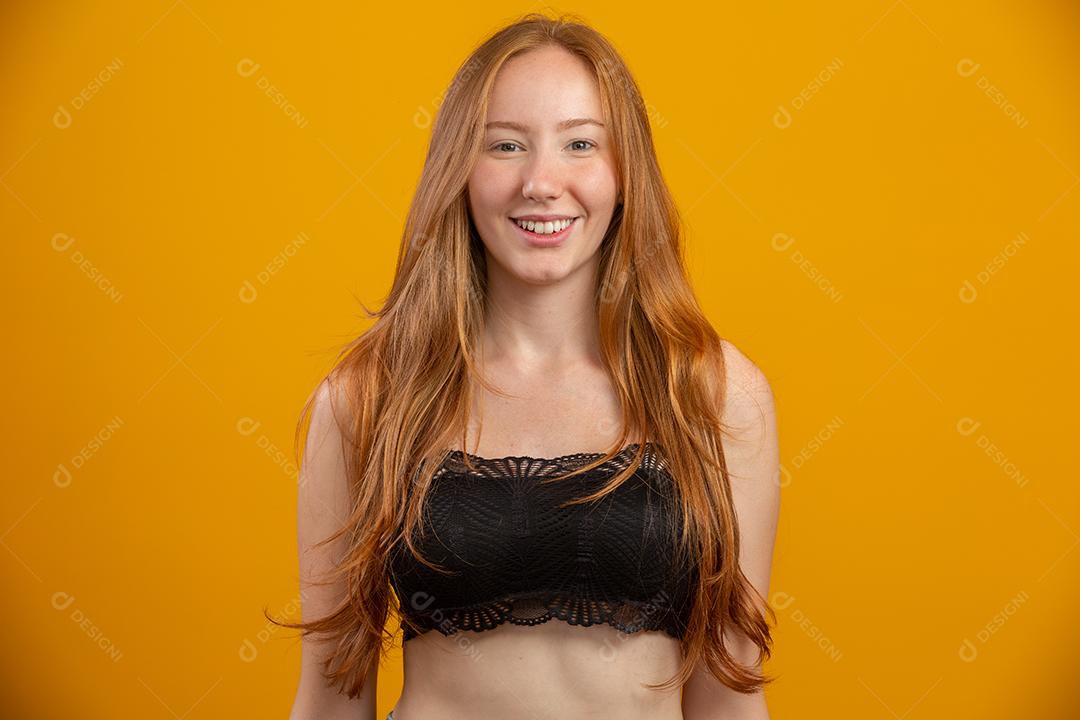 Retrato de linda menina ruiva alegre sorrindo rindo