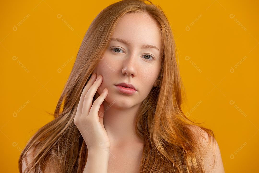 Linda ruiva. Creme hidratante ou primer facial