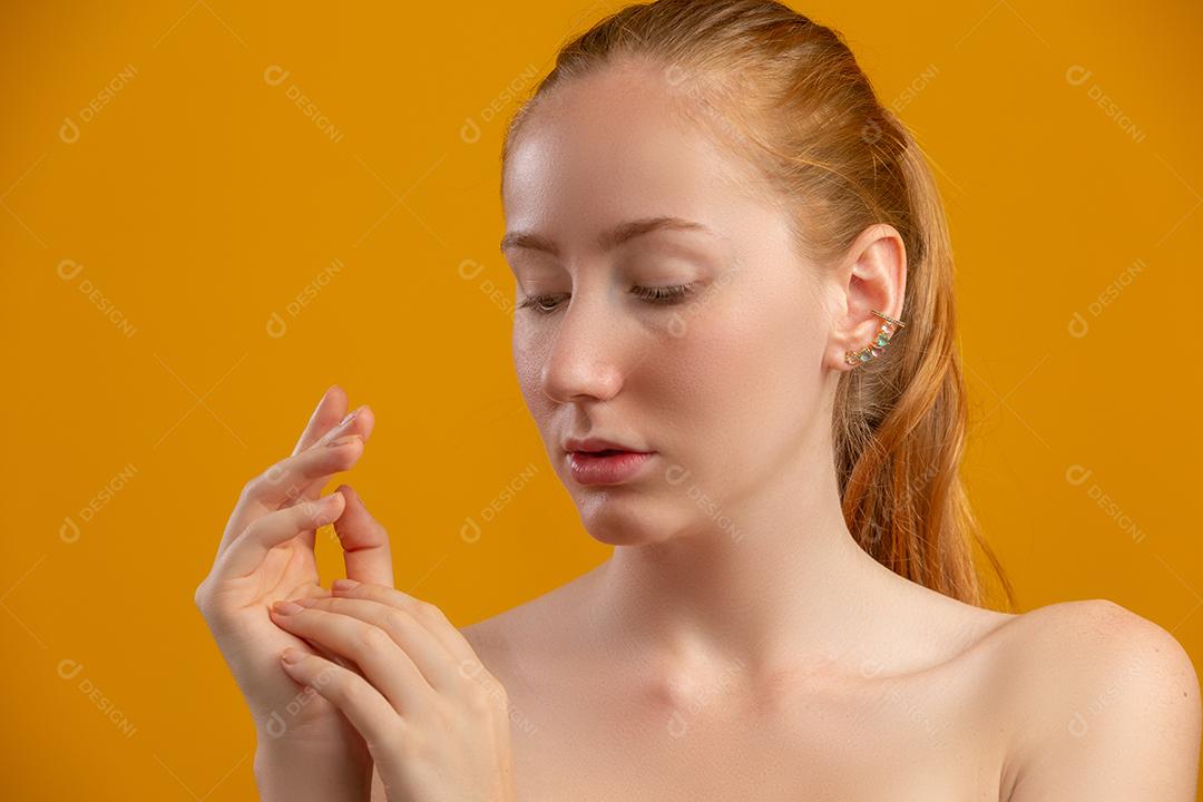 Linda ruiva. Creme hidratante ou primer facial