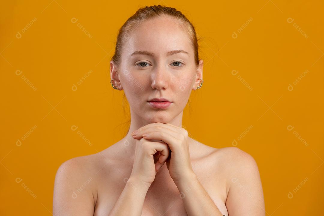 Linda ruiva. Creme hidratante ou primer facial