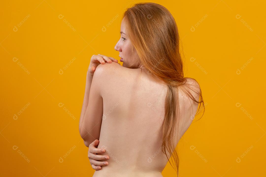 Linda ruiva. Creme hidratante ou primer facial