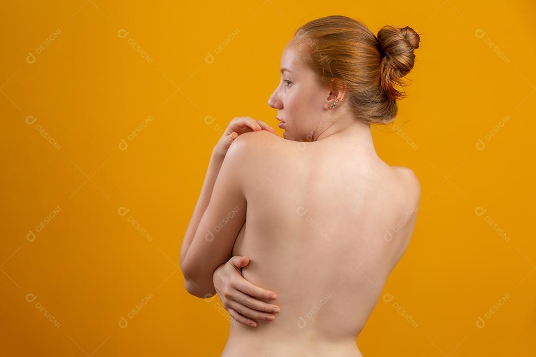 Linda ruiva. Creme hidratante ou primer facial