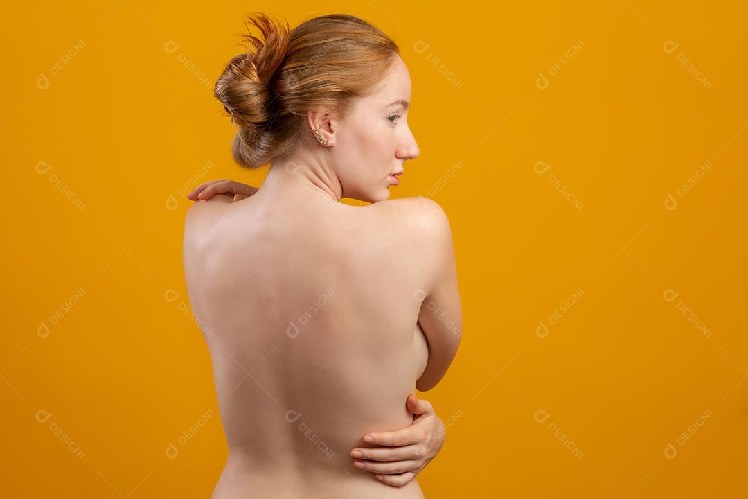 Linda ruiva. Creme hidratante ou primer facial