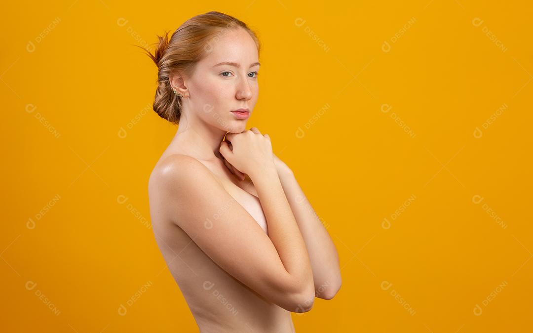 Linda ruiva. Creme hidratante ou primer facial