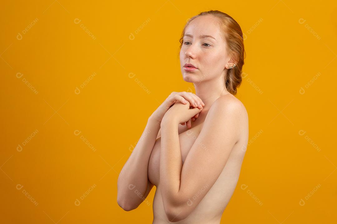 Linda ruiva. Creme hidratante ou primer facial